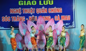 Biểu diễn giao lưu nghệ thuật quần chúng Ngày hội của đồng bào Khmer Nam bộ
