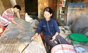 Rộn ràng làng nghề bánh tráng Hành Trung