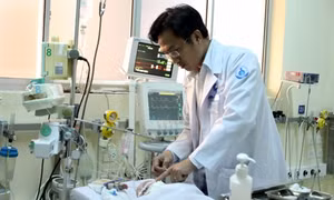 Phẫu thuật thành công bé gái có khối bướu quái hiếm gặp