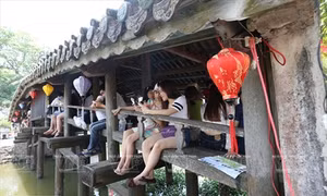 Chợ quê cầu ngói Thanh Toàn