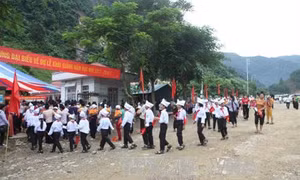 Học sinh vùng lũ Mường La đón khai giảng sớm