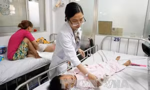 Bé trai găm dây kẽm vào ổ điện, điện giật phỏng hoại tử gần 10 ngón tay
