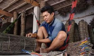 Nghề đan lợp cua phục vụ mùa lũ cho thu nhập khá