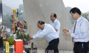 Thủ tướng Nguyễn Xuân Phúc dâng hương tại Sơn La