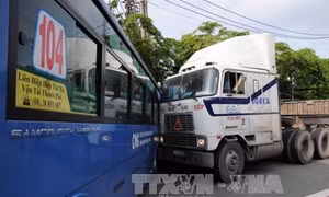 Xe container lật đè xe buýt trên xa lộ Hà Nội