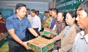 Doanh nghiệp Việt Nam trao tặng quà từ thiện cho kiều bào và người dân Campuchia có hoàn cảnh khó khăn