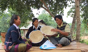 Giữ bản sắc qua chiếc nón bằng chất liệu tre nứa