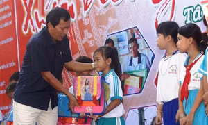 Mang Tết đầm ấm đến với trẻ em khó khăn, bà con vùng biên giới