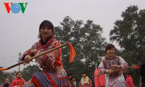 Người Mông yêu điệu múa sênh tiền
