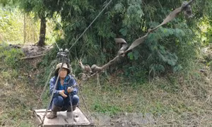 Hơn 20 năm vượt suối bằng cáp treo tự chế