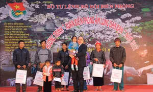 Chủ tịch Ủy ban Trung ương MTTQ Việt Nam Nguyễn Thiện Nhân dự Chương trình "Xuân biên phòng - Ấm lòng dân bản"