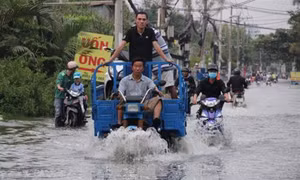 Thành phố Hồ Chí Minh: Triều cường lên cao, đường phố thành “sông”