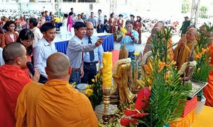 Trao tặng mũ bảo hiểm dành riêng cho phụ nữ đồng bào dân tộc Thái có hoàn cảnh khó khăn