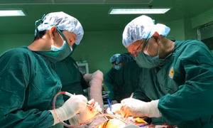 Thành phố Hồ Chí Minh: Thay khớp háng thành công cho cụ ông 98 tuổi ở bệnh viện tuyến quận