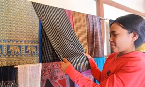 Triển lãm sản phẩm gốm, dệt thổ cẩm của đồng bào Chăm