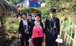 Độc đáo yếm trắng của người Dao Họ