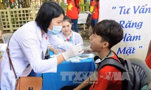 Hàng ngàn học sinh, sinh viên tình nguyện Thành phố Hồ Chí Minh đi bộ đồng hành “Tiếp sức đến trường”