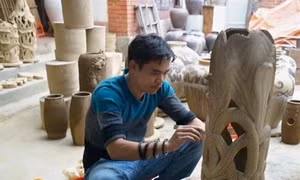Người tiếp lửa cho gốm sành Hương Canh