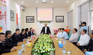 Thủ tướng Nguyễn Xuân Phúc thăm, chúc Tết và kiểm tra công tác tại Chi cục Hải quan cửa khẩu sân bay Tân Sơn Nhất