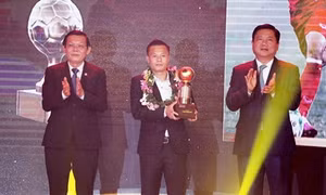 Thành Lương được trao danh hiệu Quả bóng vàng Việt Nam 2016