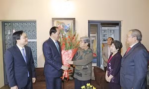 Chủ tịch nước Trần Đại Quang thăm, chúc Tết các trí thức tiêu biểu của thủ đô Hà Nội và cán bộ, chiến sĩ Phòng Cảnh sát Giao thông Hà Nội