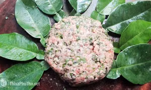 Đậm đà chả cuốn lá bưởi của người Mường Phú Thọ
