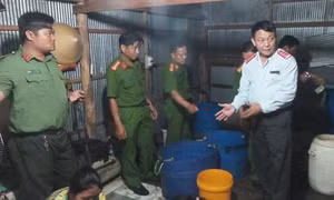 Bạc Liêu bắt quả tang 2 cơ sở bơm tạp chất vào tôm