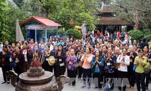 Dâng hương tưởng niệm các Vua Hùng