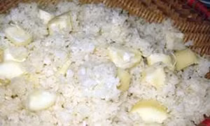 Xôi sắn, món ăn quen thuộc của người Dao