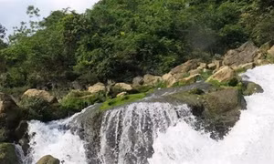 Núi “Mắt thần” - thác Nặm Trá