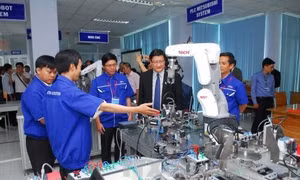 Đào tạo, phát triển đội ngũ chuyên gia về hệ thống robot và tự động hóa