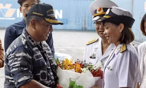 Tàu Hải quân Indonesia thăm hữu nghị Thành phố Hồ Chí Minh