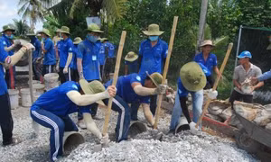 Chiến sĩ tình nguyện “Mùa hè xanh” chung tay xây dựng nông thôn mới