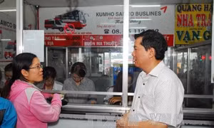Bí thư Thành ủy Thành phố Hồ Chí Minh Đinh La Thăng thăm, kiểm tra các bến xe và cảng hàng không Quốc tế Tân Sơn Nhất