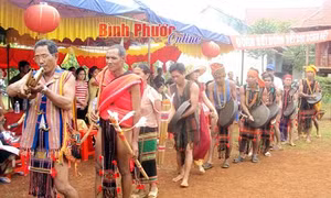 Giúp đồng bào S’tiêng bỏ tập quán sinh nhiều con 