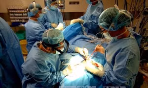 Giữ được giọng nói nhờ kỹ thuật đốt ung thư thanh quản qua đường họng miệng bằng Laser