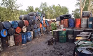 Bắt quả tang một cơ sở tái chế dầu nhớt xả thải trực tiếp ra môi trường ở Thành phố Hồ Chí Minh