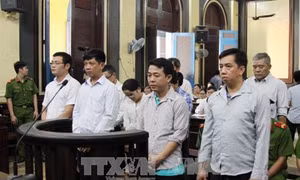 Tuyên hủy toàn bộ bản án sơ thẩm để điều tra, xét xử lại
