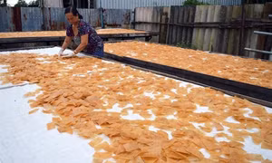 Giòn tan đặc sản bánh phồng tôm Đất Mũi