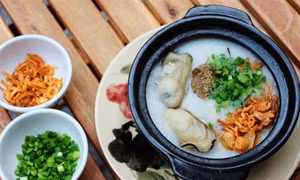Về Quảng Bình thưởng thức cháo hàu bên sông Nhật Lệ