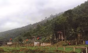 Những ngôi nhà ấm tình đồng bào dưới chân núi Kà Đay 