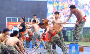 Đặc công Việt Nam nhào lộn, dùng cổ ấn cong mũi giáo