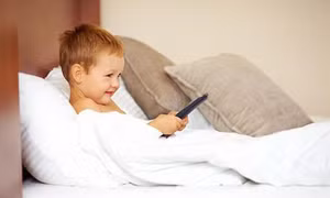 Ti vi trong phòng ngủ làm tăng nguy cơ béo phì ở trẻ