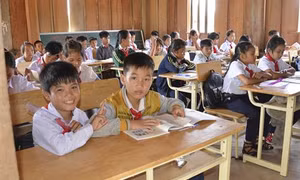 Hỗ trợ học sinh các địa bàn khó khăn bước vào năm học mới ở Kon Tum