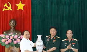 Thủ tướng Nguyễn Xuân Phúc làm việc với Ban Quản lý Lăng Chủ tịch Hồ Chí Minh và dâng hương tưởng nhớ Người tại Khu Di tích K9