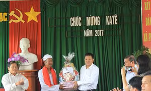 Thăm chúc Tết Katê của đồng bào Chăm ở Bình Thuận