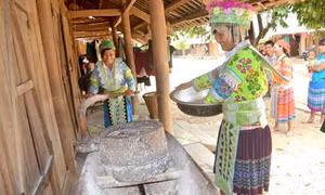 Cối xay bằng đá của người Mông Nà Mộ