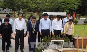 Chủ tịch Quốc hội Nguyễn Thị Kim Ngân dâng hương tại Côn Đảo