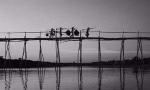 Mẹ về nón lá nghiêng che