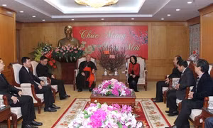 Đồng chí Trương Thị Mai, tiếp Tổng giám mục giáo phận Hà Nội đến thăm và chúc mừng năm mới